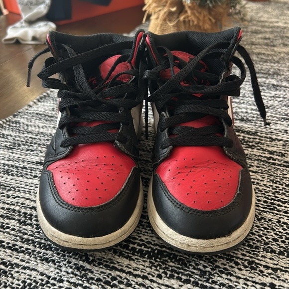 Jordan 1s red black & white size 4Y - Picture 2 of 6